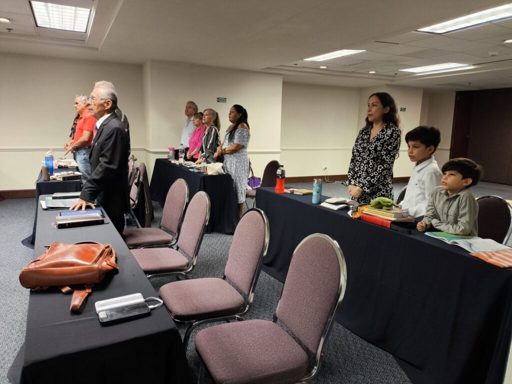 Parte de la congregación de Monterrey cantando himnos